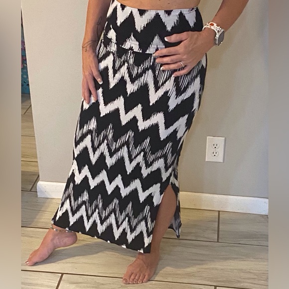 Full Tilt Women’s Black White Chevron Maxi Skirt Size Large High Waist - Picture 1 of 6